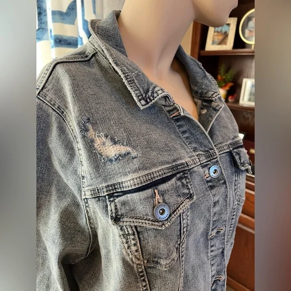 Torrid Distressed Jean Jacket NWOT Size 2 - Picture 8 of 14